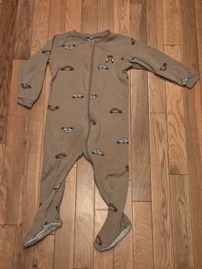 5/$20 Pekkle 18M One-Piece Zip Up Footed Pajamas in Brown with Car Print